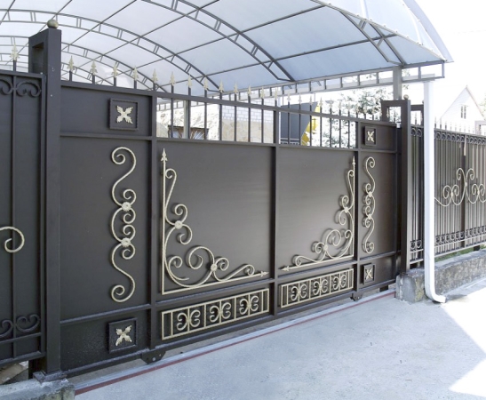 Металлические ворота в Беслане